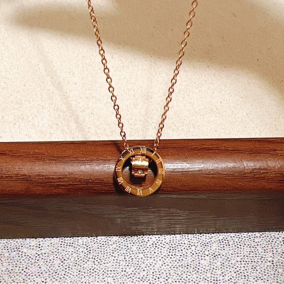 ✨ 18k gold plated rose gold Roman numeral necklace - Picture 5 of 11